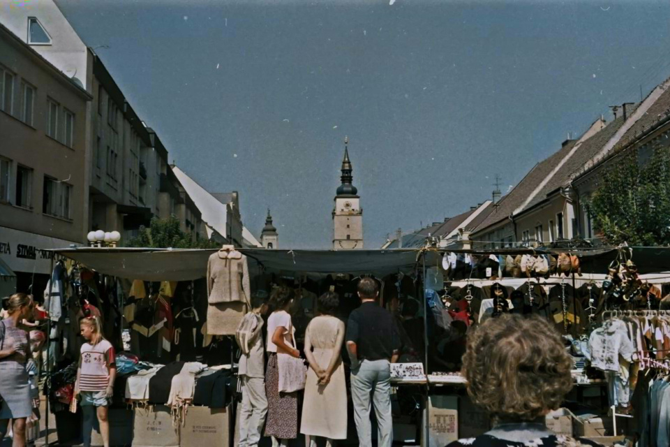 Jarmok v Trnave v roku 1999. | Foto: Tibor Sásik, Genpic. Kolorizované pomocou AI.