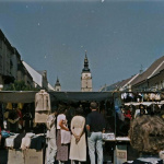 Jarmok v Trnave v roku 1999. | Foto: Tibor Sásik, Genpic. Kolorizované pomocou AI.