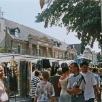 Jarmok v Trnave v roku 1999. | Foto: Tibor Sásik, Genpic. Kolorizované pomocou AI.