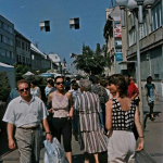 Jarmok v Trnave v roku 1999. | Foto: Tibor Sásik, Genpic. Kolorizované pomocou AI.