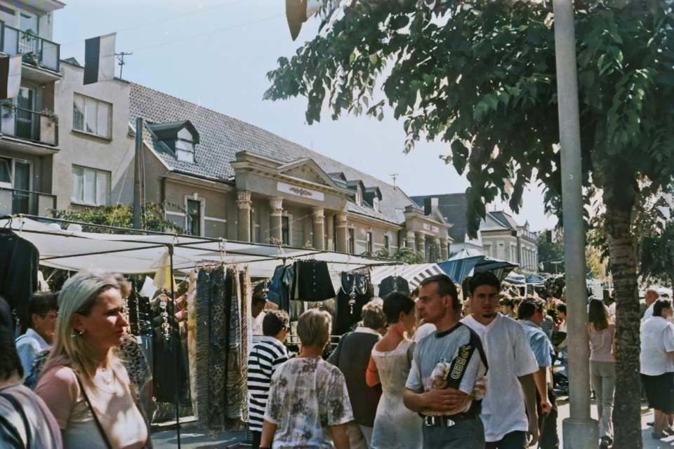 Jarmok v Trnave v roku 1999. | Foto: Tibor Sásik, Genpic. Kolorizované pomocou AI.