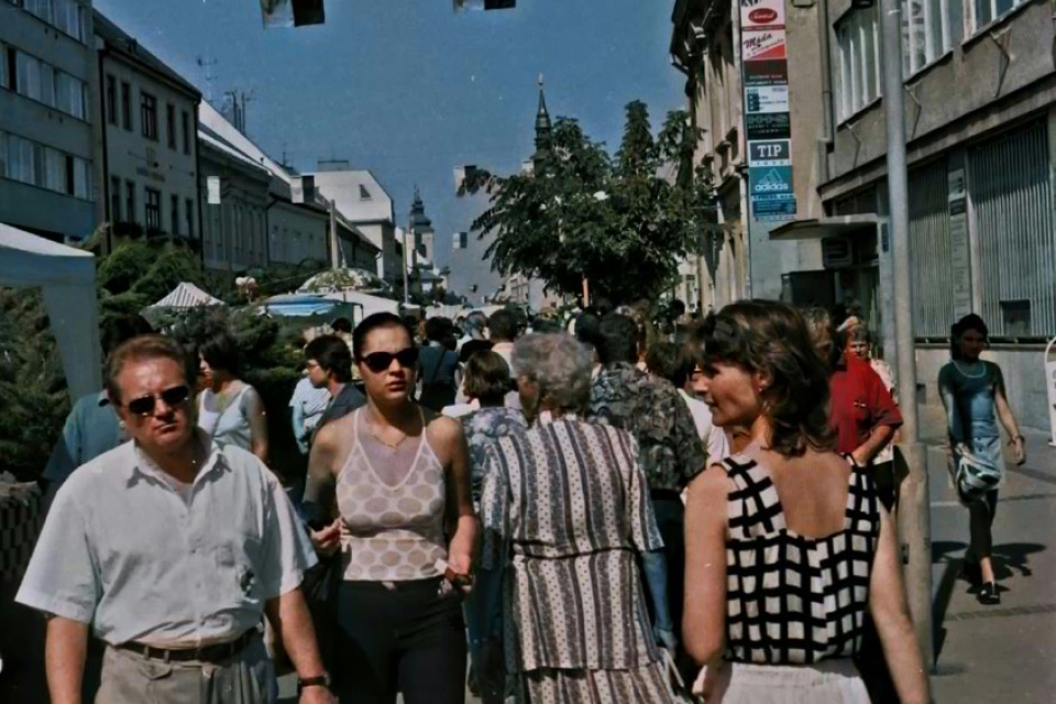 Jarmok v Trnave v roku 1999. | Foto: Tibor Sásik, Genpic. Kolorizované pomocou AI.
