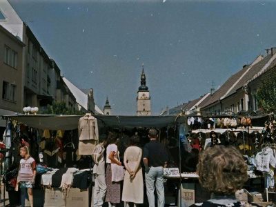 Jarmok v Trnave v roku 1999. | Foto: Tibor Sásik, Genpic. Kolorizované pomocou AI.