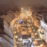 Pohľad z mestskej veže na rozžiarenú pešiu zónu (6. 12. 2024). | Foto: dv