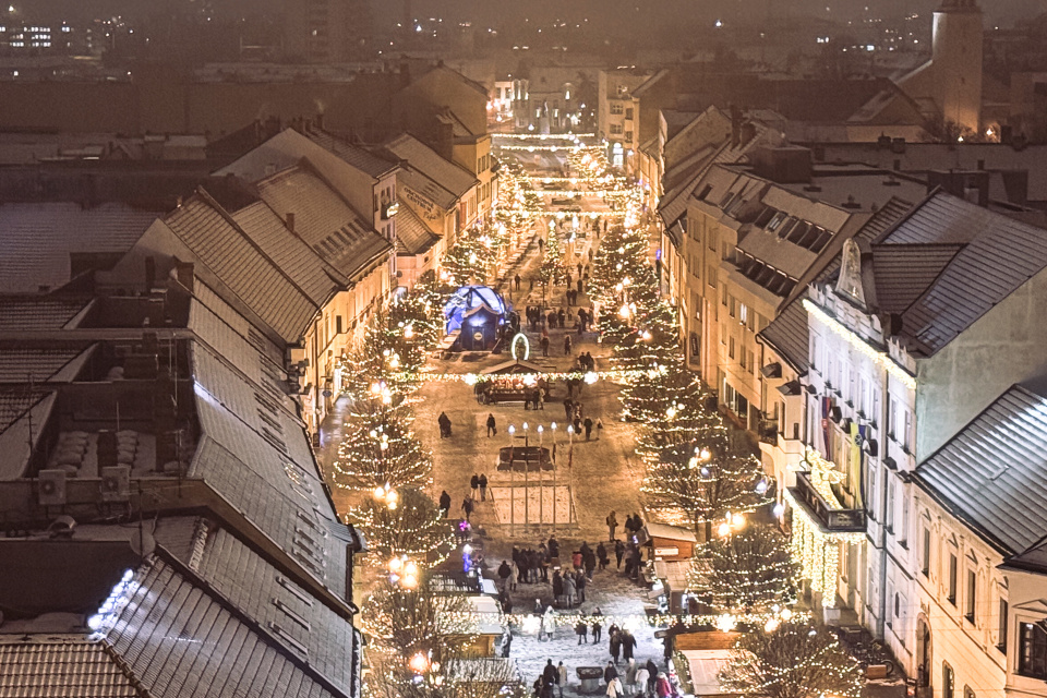 Pohľad z mestskej veže na rozžiarenú pešiu zónu (6. 12. 2024). | Foto: dv