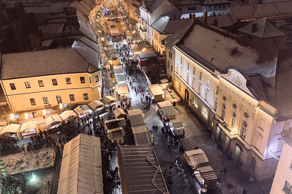 Pohľad z mestskej veže na Adventné trhy (6. 12. 2024). | Foto: dv