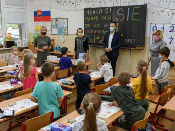 Primátor Piešťan Peter Jančovič s prvákmi | Zdroj: piestany.sk