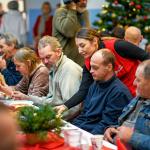 Ľudia v núdzi si užili tradičnú štedrú večeru. | Foto: Tomáš Köppl