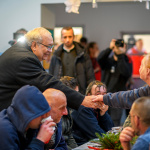 Arcibiskup Ján Orosch si podává ruku s núdznym | Foto: Tomáš Köppl