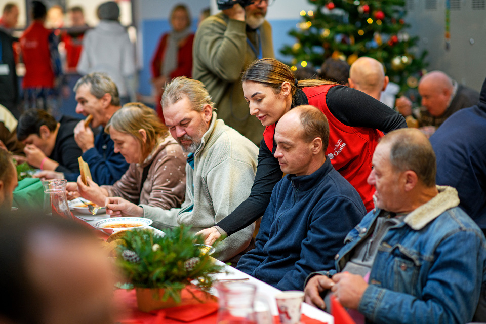 Ľudia v núdzi si užili tradičnú štedrú večeru. | Foto: Tomáš Köppl