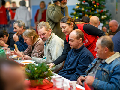 Ľudia v núdzi si užili tradičnú štedrú večeru. | Foto: Tomáš Köppl