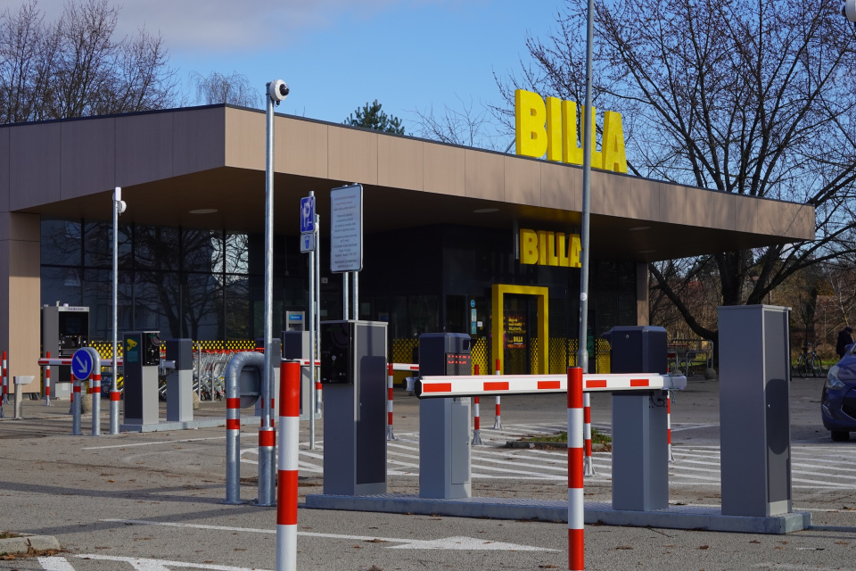 Parkovanie pred supermarketom v Piešťanoch na Žilinskej. | Foto: pj, Trnavské rádio