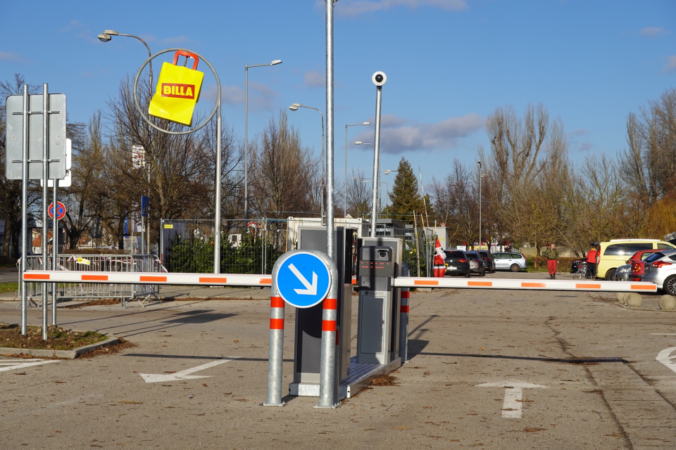 Parkovanie pred supermarketom v Piešťanoch na Žilinskej. | Foto: pj, Trnavské rádio