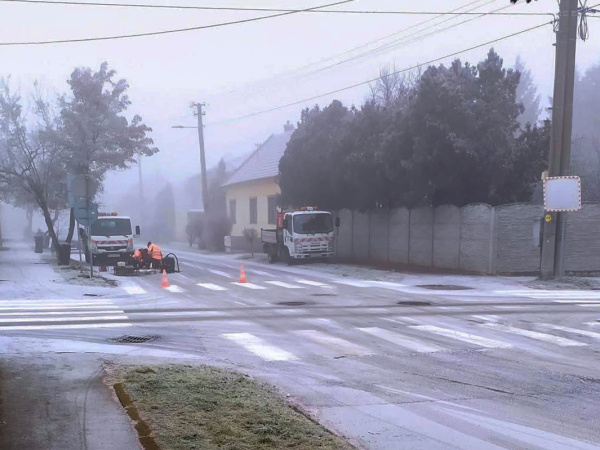 Osádzanie spomaľovača v Hlohovci. | Zdroj: Dopravný servis Trnavského rádia