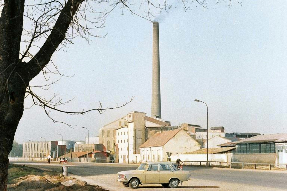 Hospodárska ulica s pohľadom na dnes už zbúrané objekty konzervárne. Pohľad do roku 1975. | Foto: Borodáčová, ČSTK. Licencia: Trnavské rádio