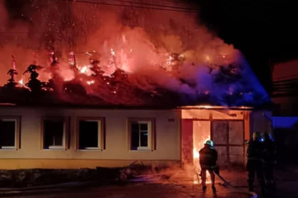 Hasiči zápasili s plameňmi v noci zo štvrtka na piatok. | Foto: DHZ Radošovce