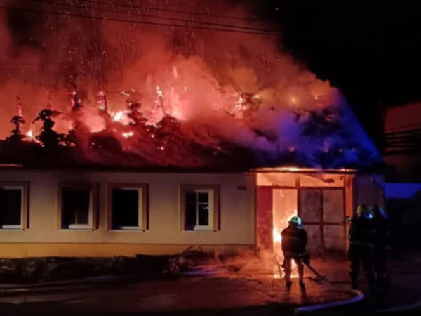 Hasiči zápasili s plameňmi v noci zo štvrtka na piatok. | Foto: DHZ Radošovce