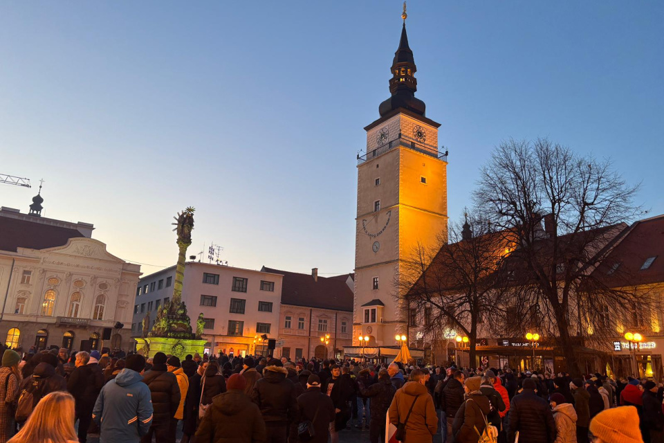 Trnavčania sa zhromažďujú na Trojičnom námestí