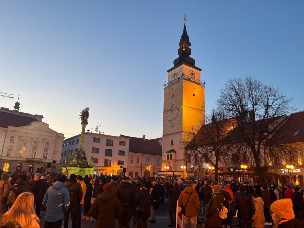 Trnavčania sa zhromažďujú na Trojičnom námestí