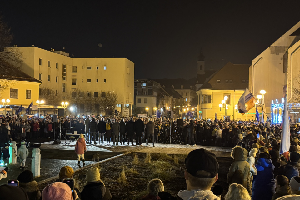 Podujatie ukončila hymna. Zúčastnení sa pokojne rozišli. | Foto: red.