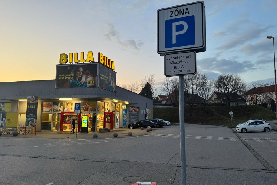 Parkovanie pre zákazníkov je povolené na 90 minút | Foto: Zuzana Benková, Trnavské rádio