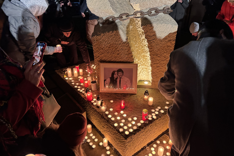 Protestujúci zapálili sviečky na Námestí SNP v Trnave I Foto: Maja Greifová, Trnavské rádio