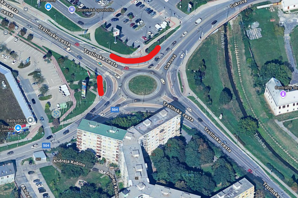 Mapa s vyznačením čiastočnej uzávery cesty a obmezenia chodcov na chodníku | Foto: Mapy Google, Michaela Martišíková, Trnavské rádio