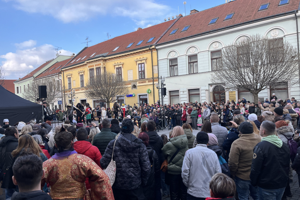 Pred radnicou sa počas fašiangového podujatia zhromaždila skupina ľudí
