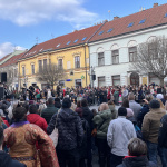 Pred radnicou sa počas fašiangového podujatia zhromaždila skupina ľudí