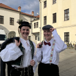 Tanečníčky z UFS Trnafčan sú oblečené vo fašiangových maskách