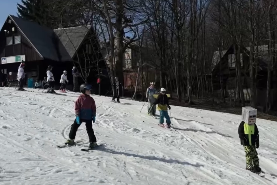 Asi najviac zaujal chlapec s krabicou na hlave. | Foto: Lyžiarsky klub Baba, fb
