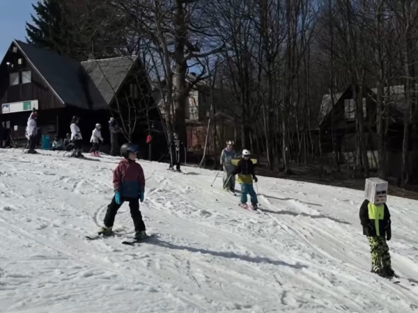 Asi najviac zaujal chlapec s krabicou na hlave. | Foto: Lyžiarsky klub Baba, fb