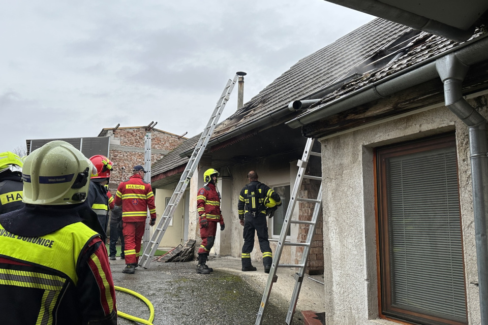 Požiar strechy domu v Kátlovciach I Zdroj: Hasiči Jaslovské Bohunice