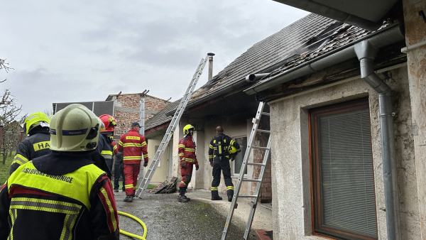 Požiar strechy domu v Kátlovciach I Zdroj: Hasiči Jaslovské Bohunice