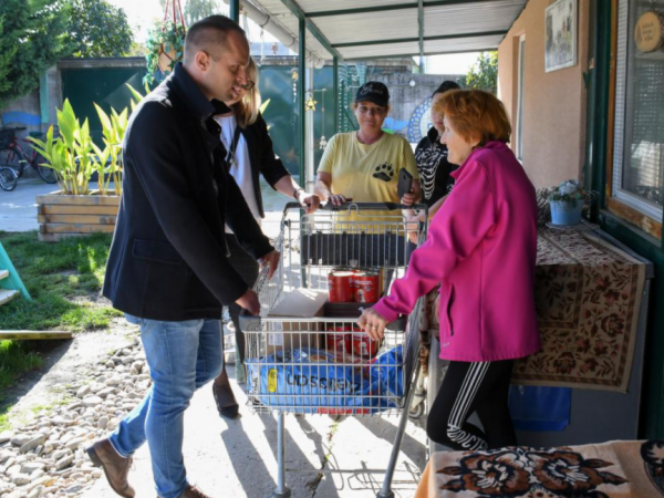 Primátor Peter Jančovič v útulku | Zdroj: piestany.sk