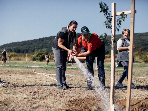 Vysádzanie projektu Orešanský jedlý les | Zdroj: FB Sadíme budúcnosť