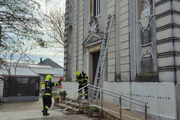 Hasiči zasahujú pri požiari kostola | Zdroj: Hasičský a záchranný zbor