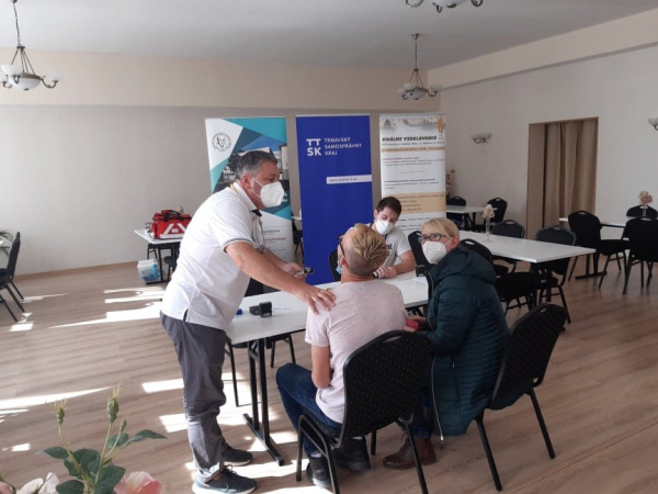 Očkovanie na stredných školách v TTSK | Zdroj: TS