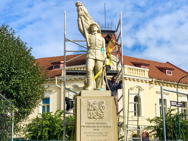 Nová socha Legionára v Seredi | Zdroj: FB Seredsity.sk