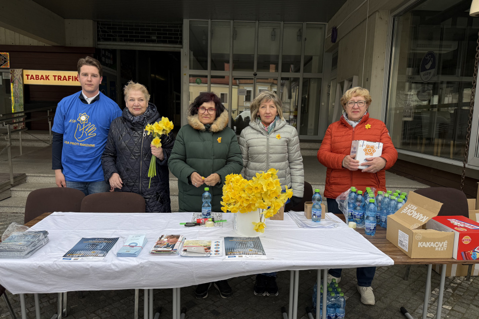 Na námestí vám narcis pripnú dobrovoľníci z trnavskej pobočky Ligy proti rakovine | Foto: Michaela Martišíková, Trnavské rádio