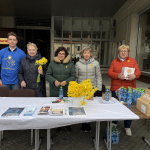 Na námestí vám narcis pripnú dobrovoľníci z trnavskej pobočky Ligy proti rakovine | Foto: Michaela Martišíková, Trnavské rádio