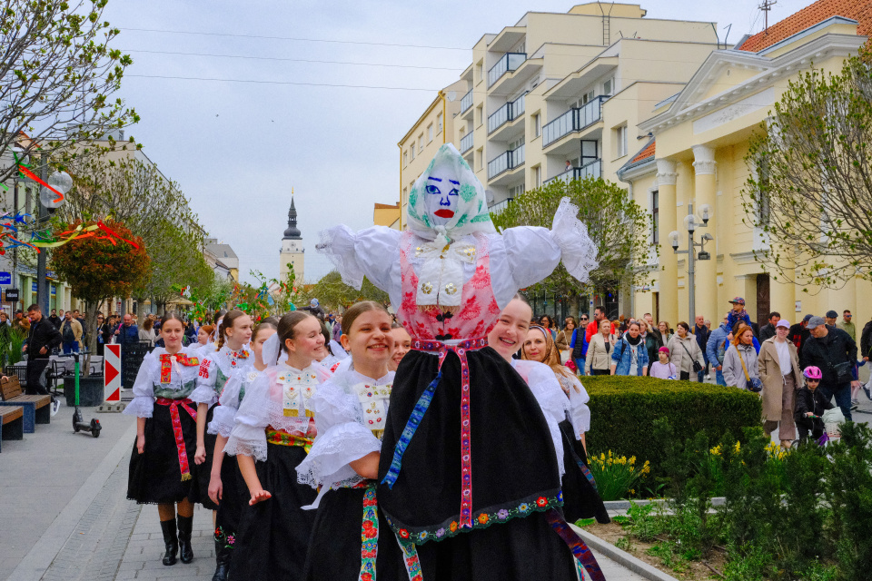 Na kvetnú nedzelu. V Trnave sa spievalo a Morenu vzala Trnávka. (13. 4. 2025) | Foto: dv, red.