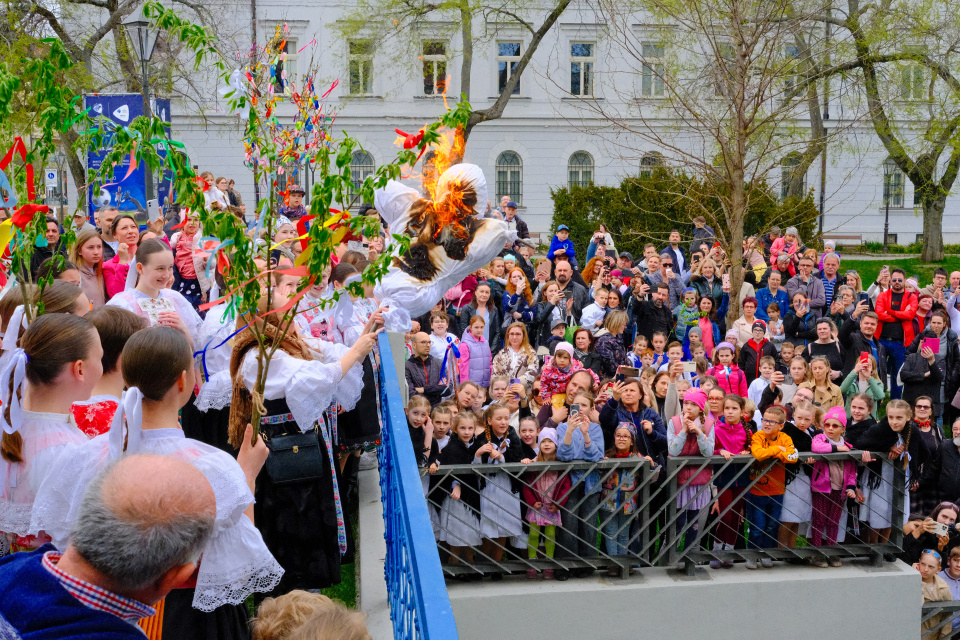 Na kvetnú nedzelu. V Trnave sa spievalo a Morenu vzala Trnávka. | Foto: dv, red.