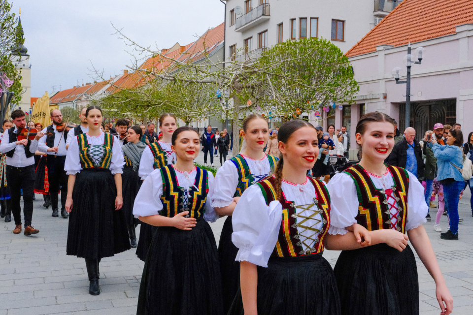 Na kvetnú nedzelu. Sprievod vyzdobenou pešou zónou. | Foto: dv, red.