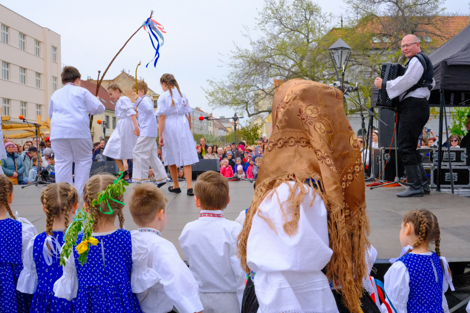 Na kvetnú nedzelu. V Trnave sa spievalo a Morenu vzala Trnávka. | Foto: dv, red.