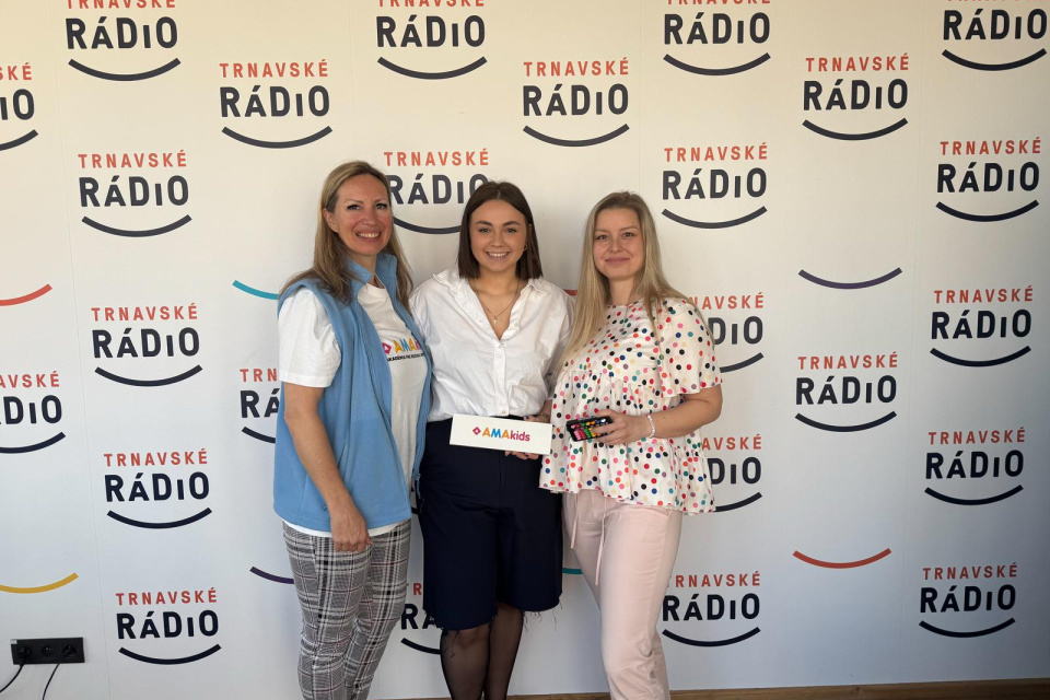 Dievčatá z organizácie prišli do štúdia rádia | Foto: Zuzana Benková, Trnavské rádio