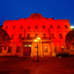 Radnica v Trnave svieti načerveno. V našom kraji je nasvietené aj logo mesta Hlohovec na vstupe od mosta. | Foto: red., Trnavské rádio