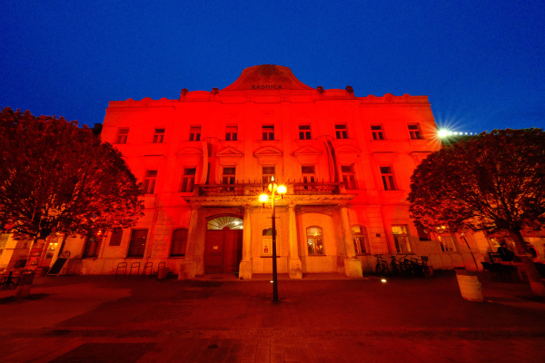 Radnica v Trnave svieti načerveno. V našom kraji je nasvietené aj logo mesta Hlohovec na vstupe od mosta. | Foto: red., Trnavské rádio