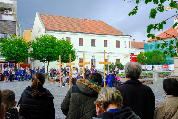 Trojičné námestie pred 13. hodinou (18. 4. 2025). | Foto: red.