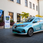 Darovaný elektromobil v areáli radnice | Zdroj: trnava.sk